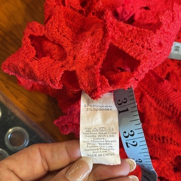 Red S/M cutwork lacy crop top with wide sleeves from above wrist buttons at neck - Picture 4 of 7